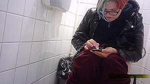 Teen toilet spycam...