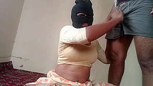 Desi Randi Indian Bhabhi Couple Sex In Saree...