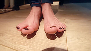 French Girls Feet- Lilys cute feet close-up
