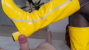 Shoejob with yellow boots and lurex...