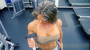 Muscle girl maria garcia sexy workout...