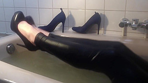 Sexy grey heels in bath...