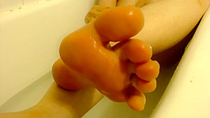 Dreena rogue in feet while bathing...